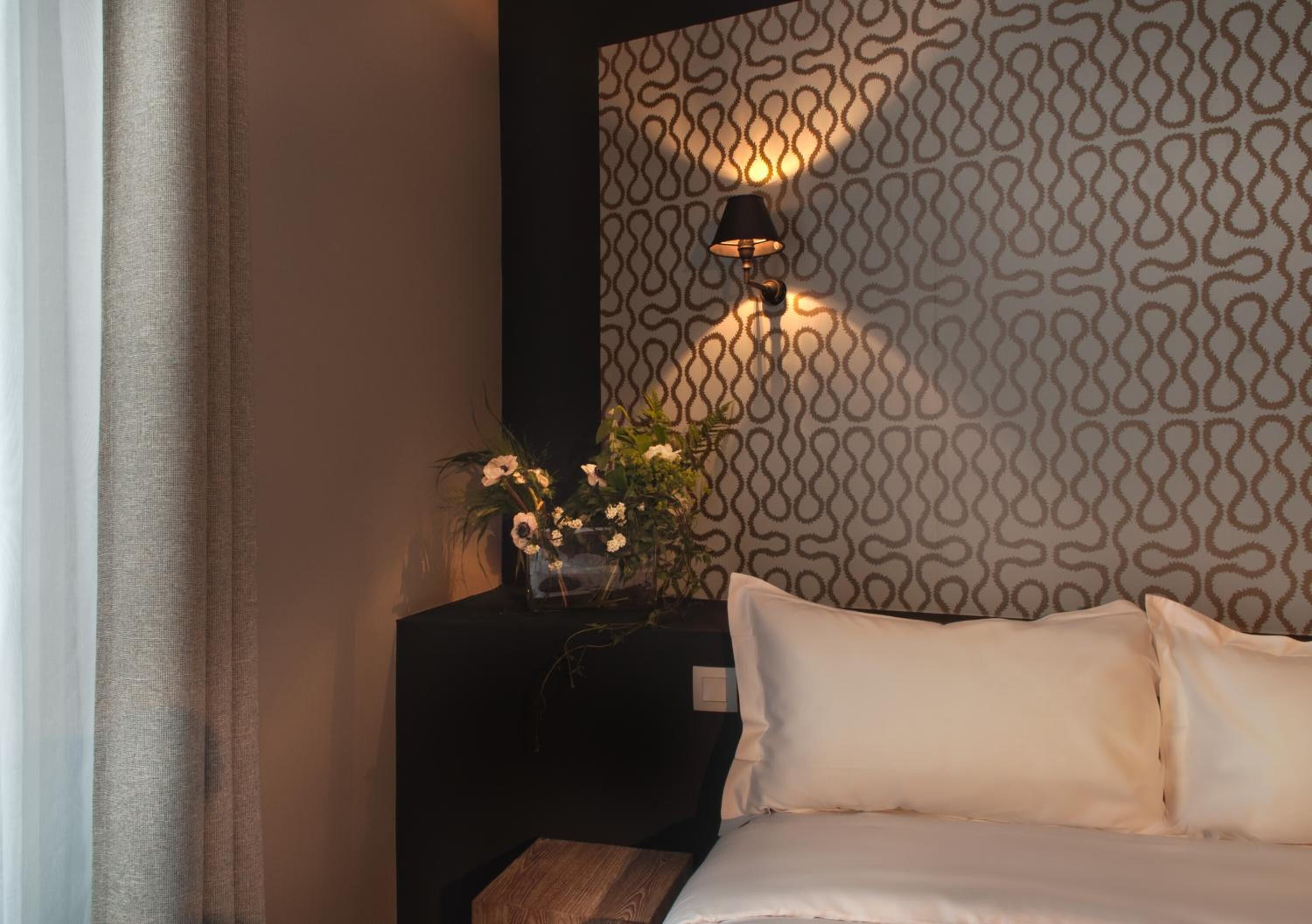 Bureau, chambres insonorisées, fer et planche à repasser, Wi-Fi gratuit