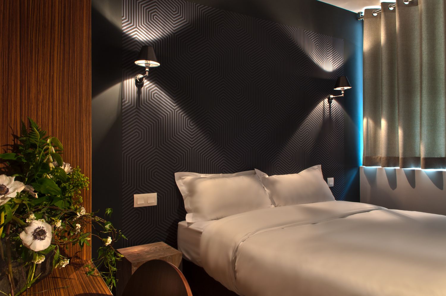 Una scrivania, insonorizzazione, ferro/asse da stiro, Wi-Fi gratuito