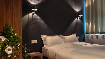 Una scrivania, insonorizzazione, ferro/asse da stiro, Wi-Fi gratuito