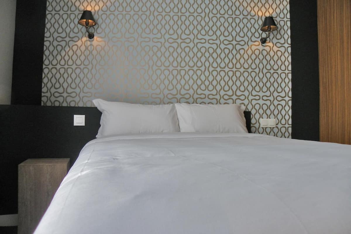 desk, soundproofing, iron/ironing board, free wifi