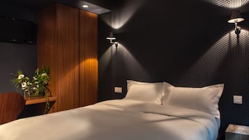 Standard Double Room | Desk, soundproofing, iron/ironing board, free WiFi