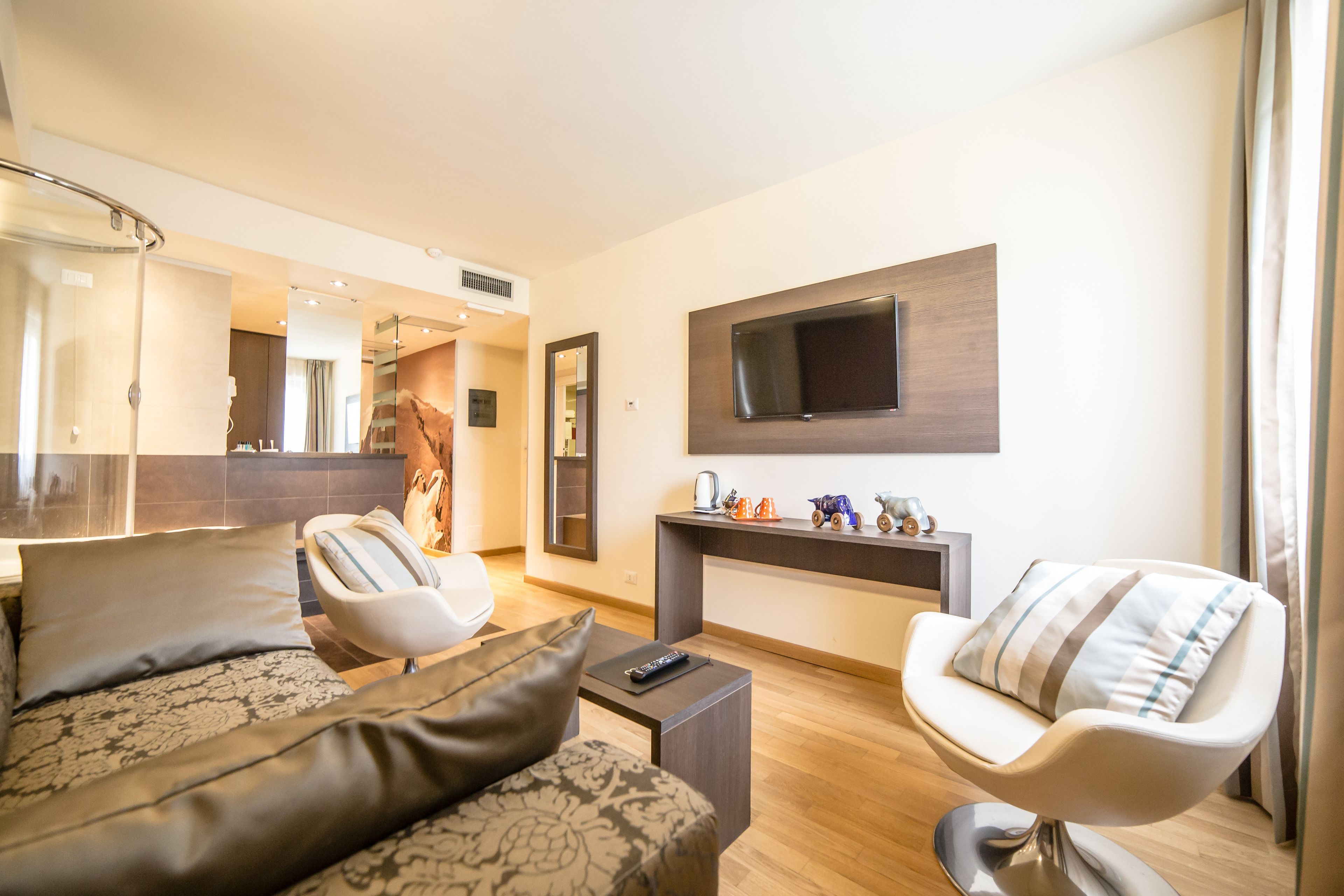 suite | select comfort beds, minibar, in-room safe, desk