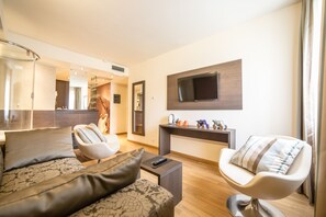 Camera suite panorama | Select Comfort 床、迷你吧、客房内保险箱、办公桌