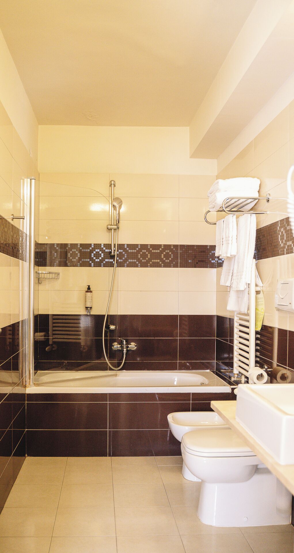 Un bagno moderno con vasca, servizi igienici e doccia.