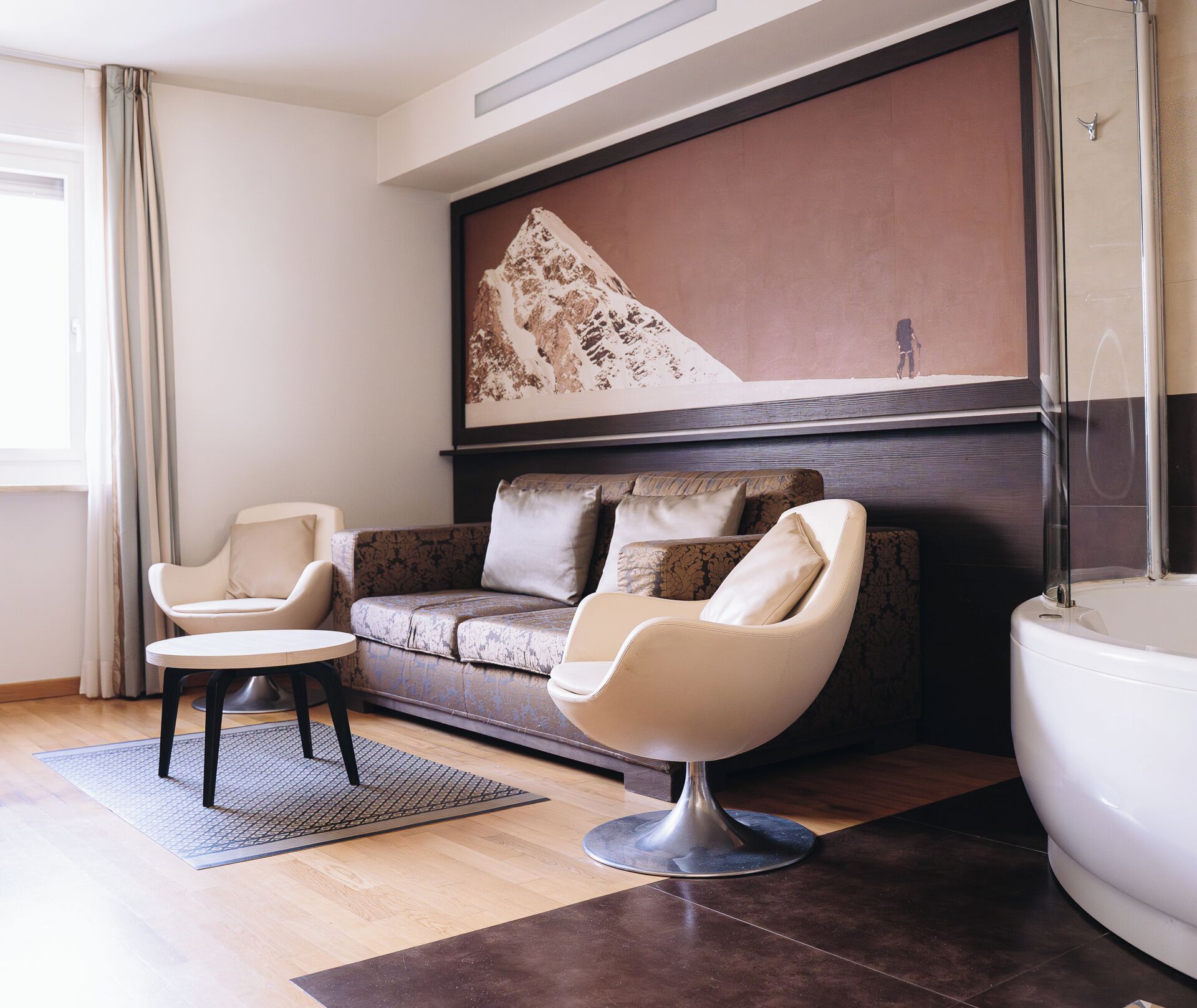 Camera suite panorama | Select Comfort-bedden, een minibar, een kluis op de kamer, een bureau