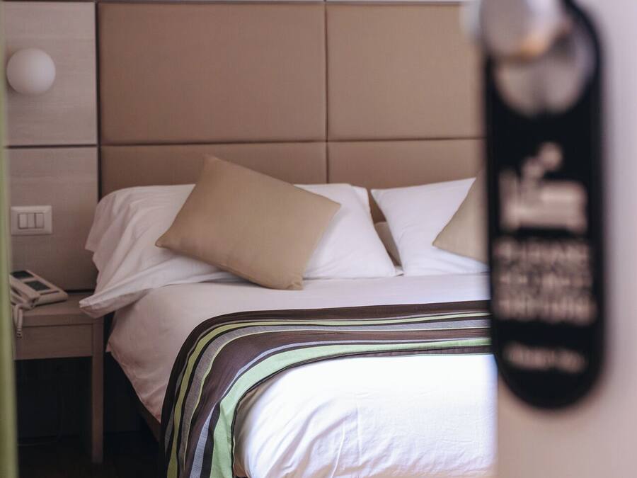 Camera economy con letto alla francese | Camas Select Comfort, frigobar, cofres nos quartos, escrivaninha