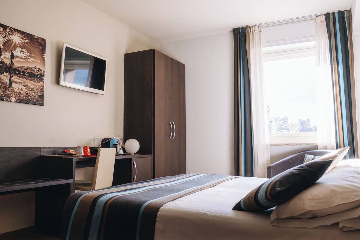 Klassieke driepersoonskamer | Select Comfort-bedden, een minibar, een kluis op de kamer, een bureau