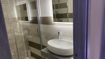 Shower, rainfall showerhead, free toiletries, hair dryer