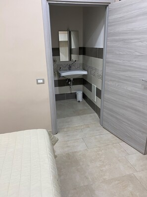 Literie de qualité, couette en duvet, minibar, ameublement unique