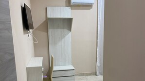 เครื่องนอนระดับพรีเมียม, ผ้านวมขนเป็ด, มินิบาร์, โต๊ะทำงาน