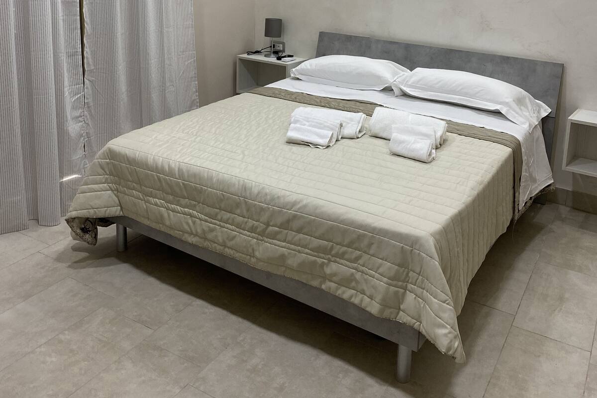 Premium bedding, down comforters, minibar, desk