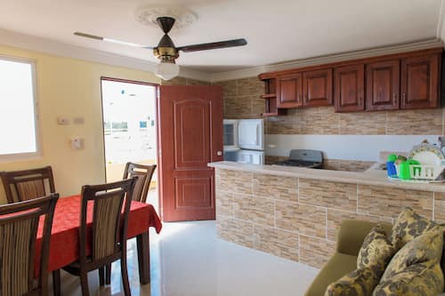 One Bedroom Apartment, Terrace - City and Sea Views | Sala de estar | Smart TV de 32 pulgadas con canales digitales, televisión y Netflix