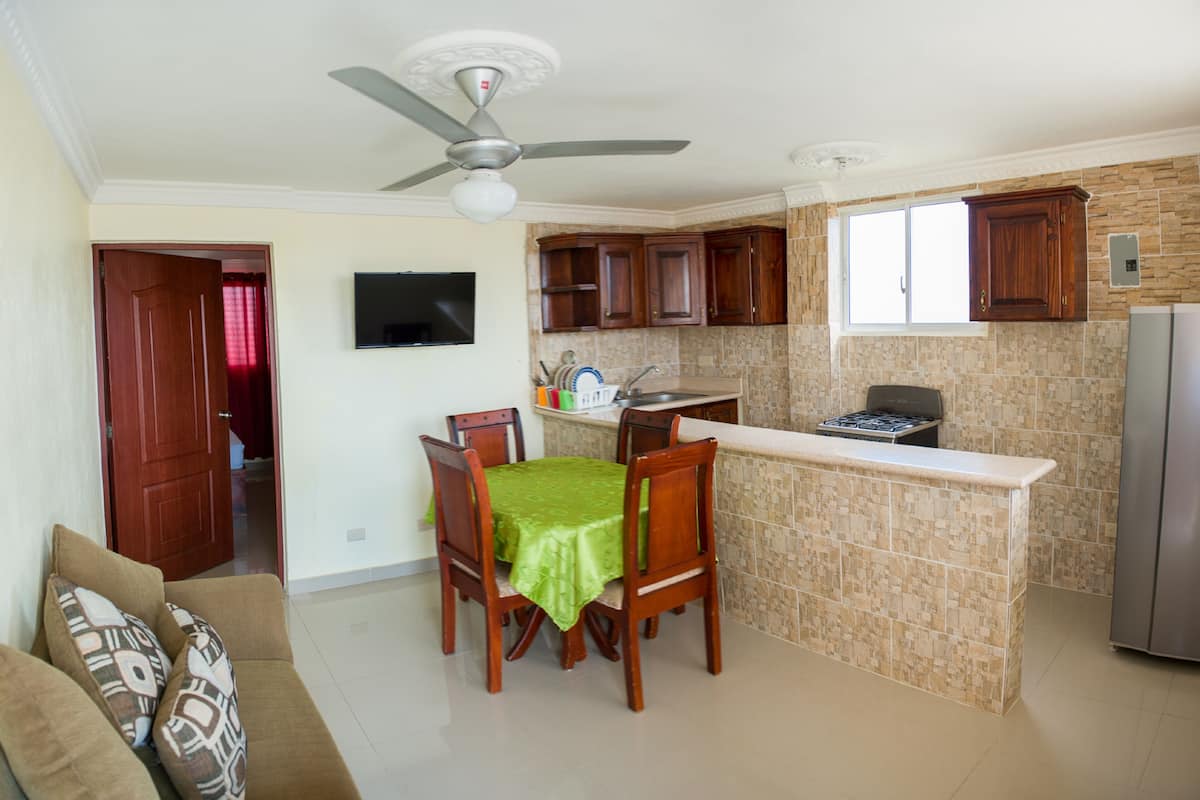 Beautiful 1 Bedroom apartment With Balcony City Views | In-room dining