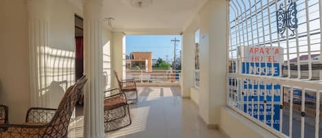Quarto casal standard, 1 cama Queen, terraço, vista para a cidade | Terraço/pátio