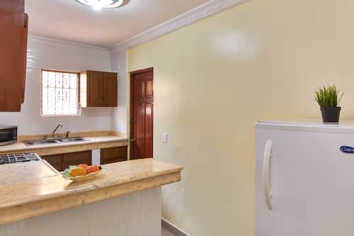 Departamento familiar, 2 habitaciones, aire acondicionado | Cocina privada | Refrigerador, microondas, licuadora y comedor
