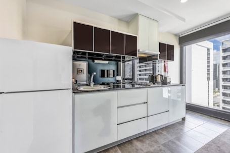 One Bedroom Apartment | In-room safe, iron/ironing board, bed sheets