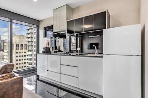 Appartement Exécutif, 1 chambre | Cuisine privée | Réfrigérateur, micro-ondes, plaque de cuisson, cafetière/bouilloire