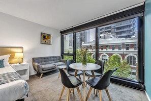 Deluxe Studio Room | Living area | 40-inch LCD TV with digital channels, TV - Pegasus Apart'Hotel (Melbourne)