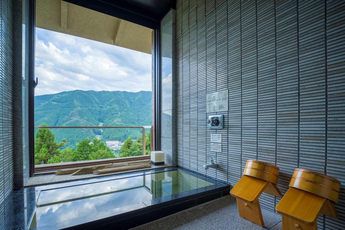 【景山荘】飛騨の山並みを眺めながら温泉を楽しむお部屋