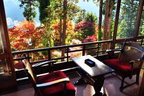 Untuvapeitot, minibaari, tallelokero huoneessa, silitysrauta/-lauta