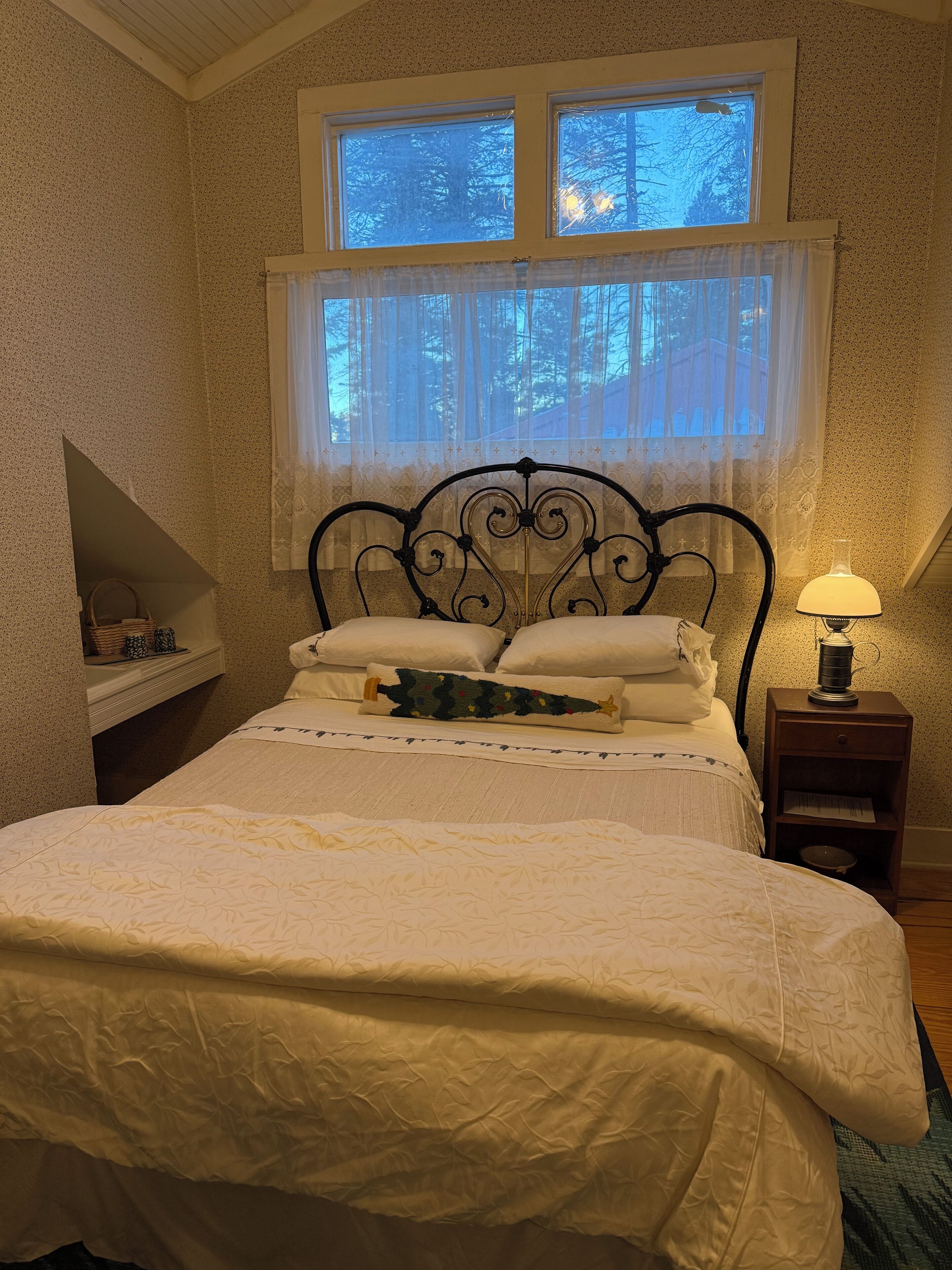 Habitación básica, baño privado (Andrew's Room) | Decoración individual, mobiliario individual, wifi gratis y ropa de cama