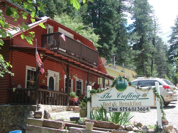 Property grounds - The Crofting Bed and Breakfast (Cloudcroft)