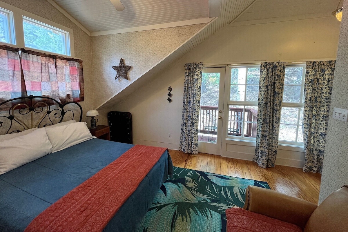 Habitación básica, baño privado (Andrew's Room) | Decoración personalizada, muebles diferentes y wifi gratis