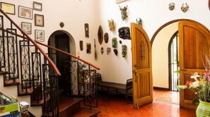 Interior entrance - The Cariari Bed and Breakfast (Ulloa)