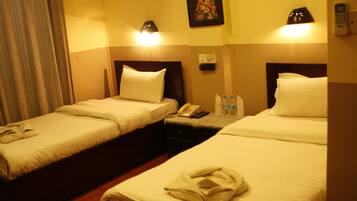 Habitación Deluxe con 2 camas individuales | Escritorio, sistema de insonorización, tabla de planchar con plancha