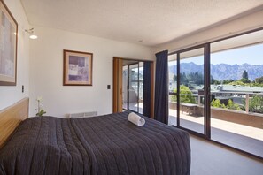 Apartemen, 2 kamar tidur | Didekorasi berbeda-beda dan dilengkapi dengan perabotan berbeda-beda