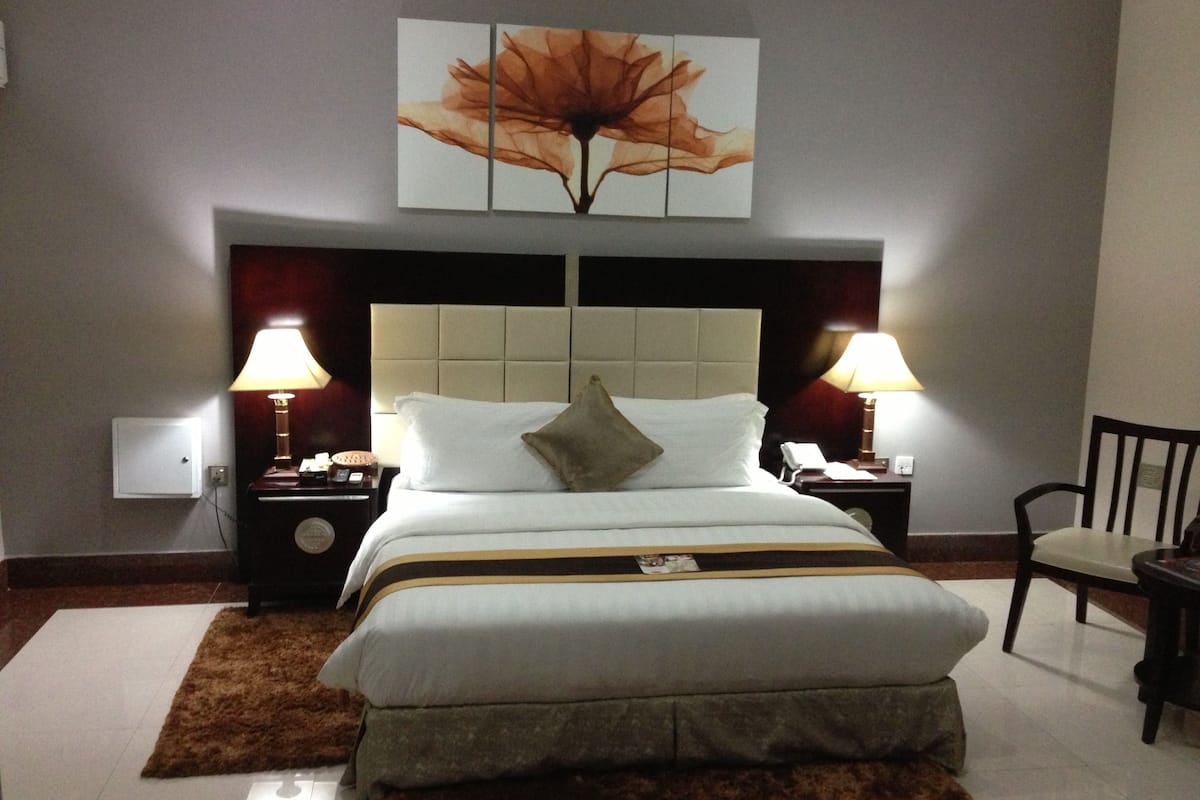 Business Suite | Minibar, in-room safe, individually decorated, individually furnished