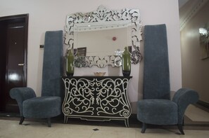 Een minibar, een kluis op de kamer, individueel gedecoreerd