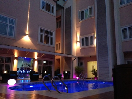 Piscina externa, guarda-sóis, espreguiçadeiras. GrandBee Suites