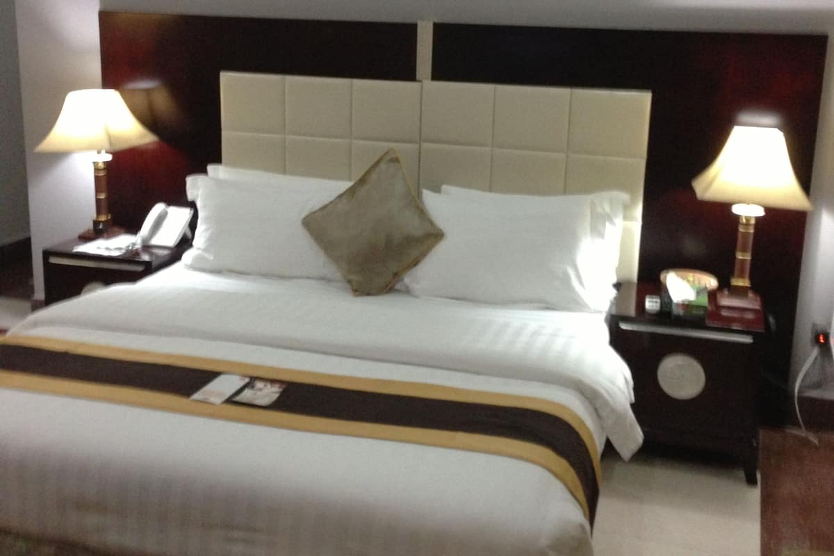 Minibar, in-room safe, individually decorated, individually furnished