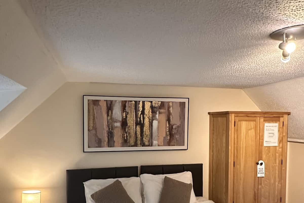 Suite, Ensuite (2 Ad and 2Ch (under 12))