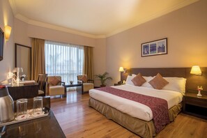 Habitación Deluxe doble | Ropa de cama de alta calidad, caja fuerte, escritorio