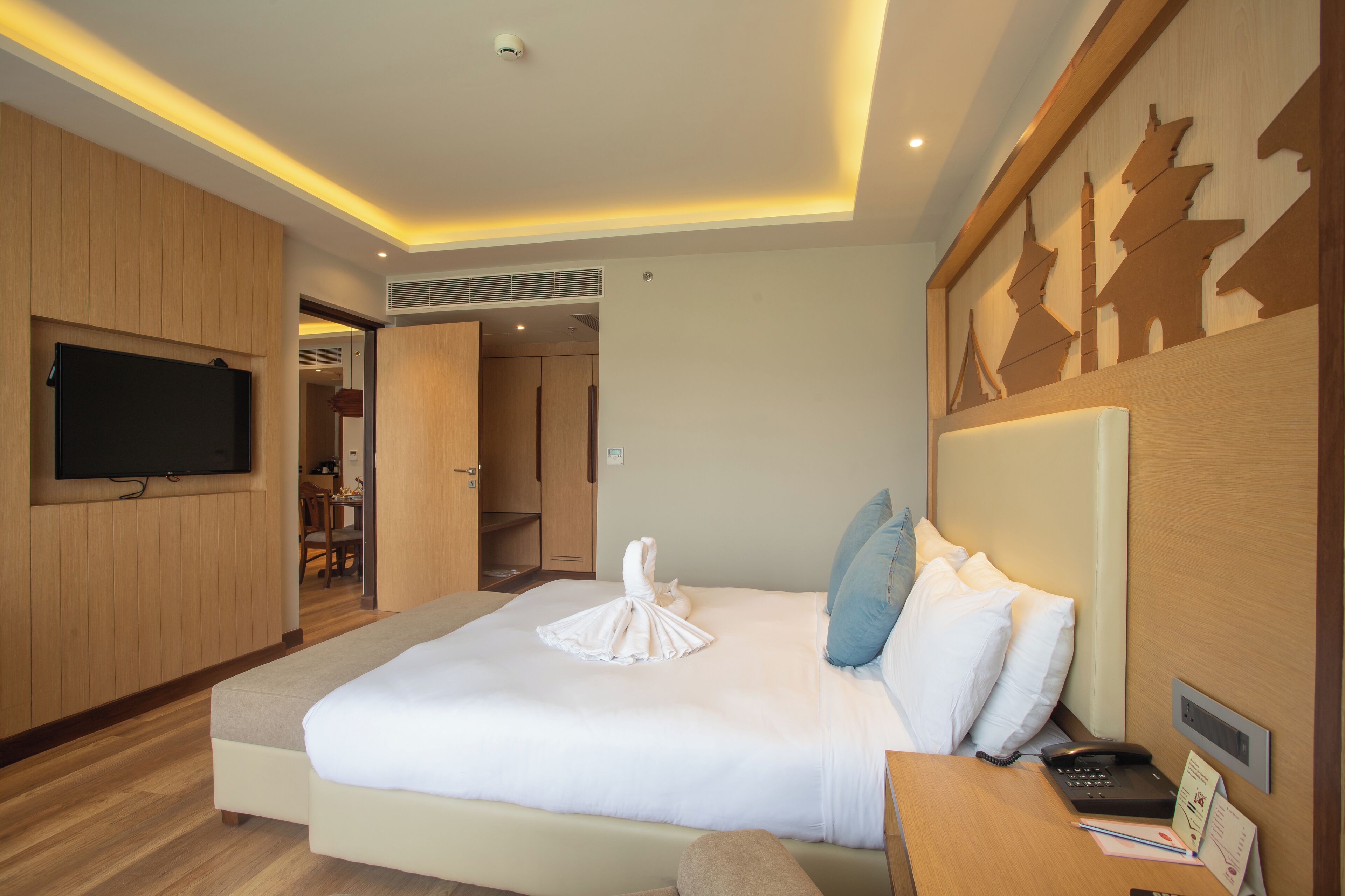 Premium Suite | Premium bedding, in-room safe, desk, laptop workspace