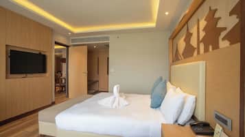 Premium Suite | Premium bedding, in-room safe, desk, laptop workspace