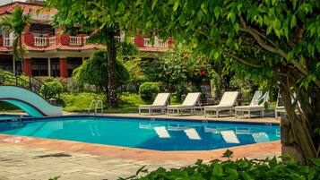 Außenpool, Sonnenschirme, Liegestühle