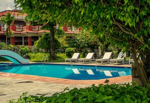 Piscine extérieure, parasols de plage, chaises longues
