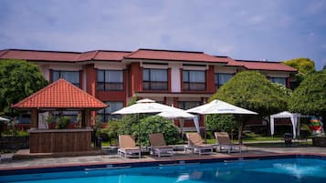 Sert le brunch et l'apéritif