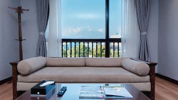 Premium bedding, in-room safe, desk, laptop workspace