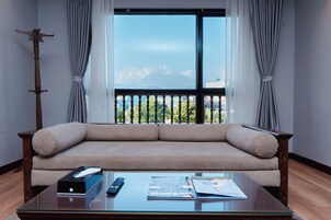 Ropa de cama de alta calidad y caja de seguridad en la habitación