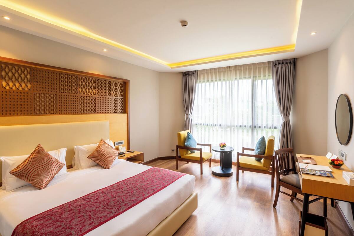 Premium Room | Premium bedding, in-room safe, desk, laptop workspace