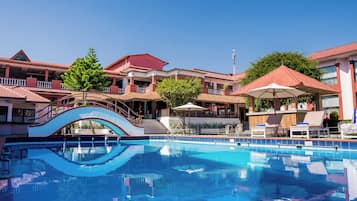 Piscina all'aperto, ombrelloni da piscina, lettini