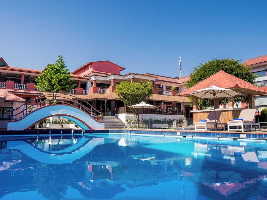 Piscine extérieure, parasols de plage, chaises longues