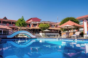 Outdoor pool, pool umbrellas, pool loungers - Pokhara Grande (Pokhara)