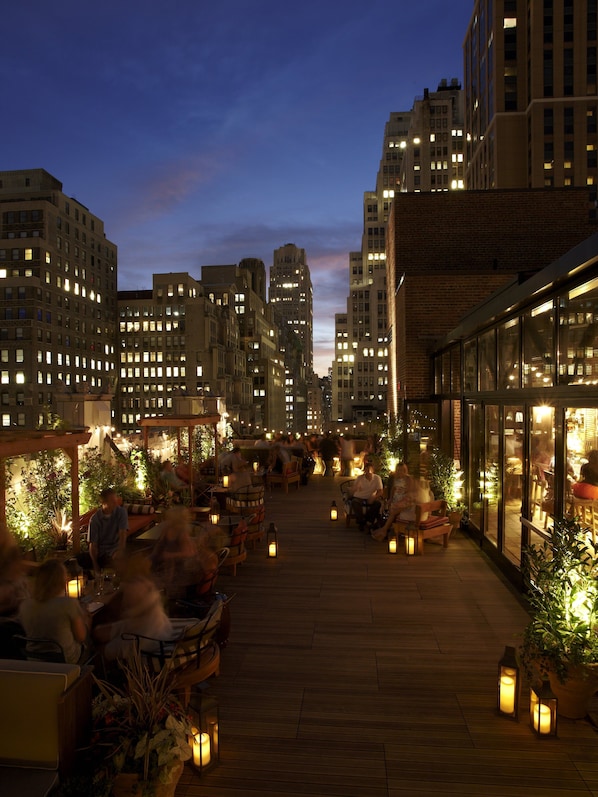 2 bars/lounges, lobby lounge, rooftop bar