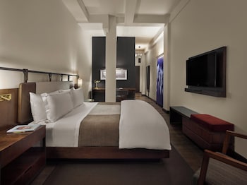 Frette Italian sheets, premium bedding, down comforters, minibar at Refinery Hotel