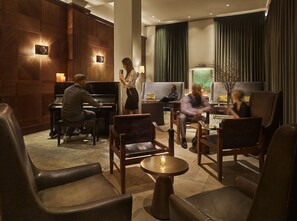 2 bares, 1 salón en el vestíbulo y 1 bar en la azotea